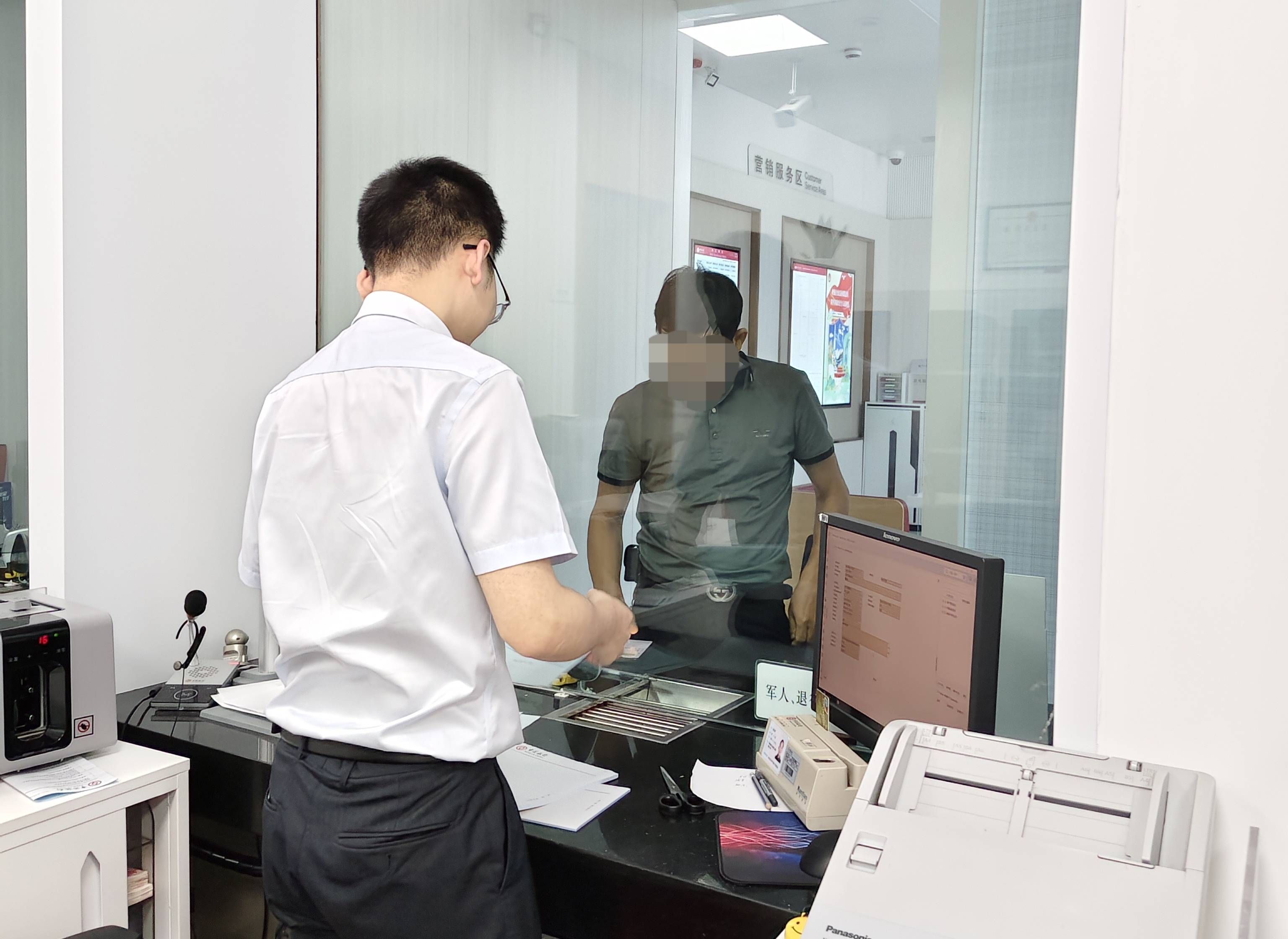 益阳一男子办理转账业务时神情紧张，银行工作人员发现不对劲赶紧报警！