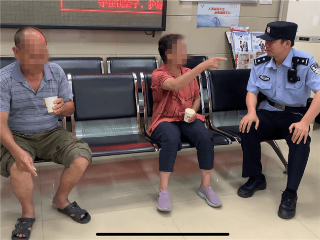 柳州一老奶奶到银行取钱，银行工作人员却报警求助了，怎么回事？